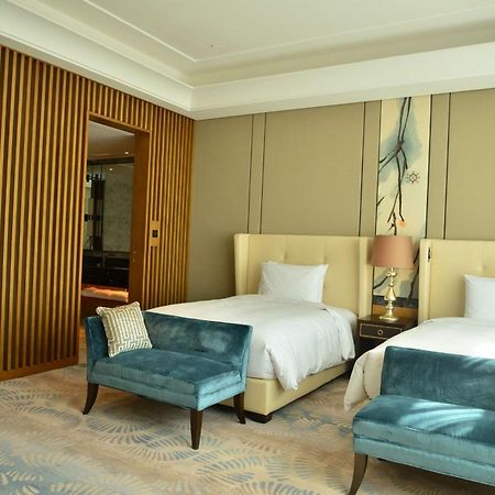 Hilton Urumqi Bagian luar foto