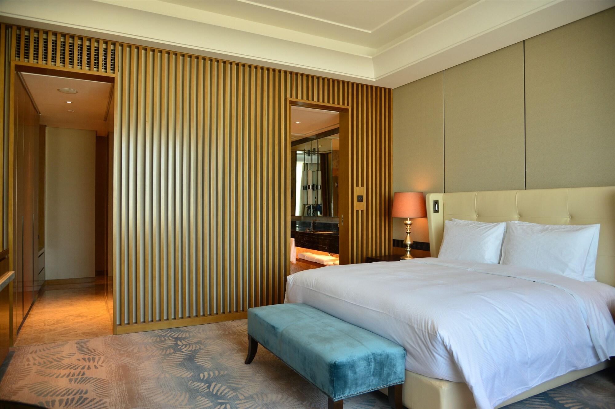 Hilton Urumqi Bagian luar foto