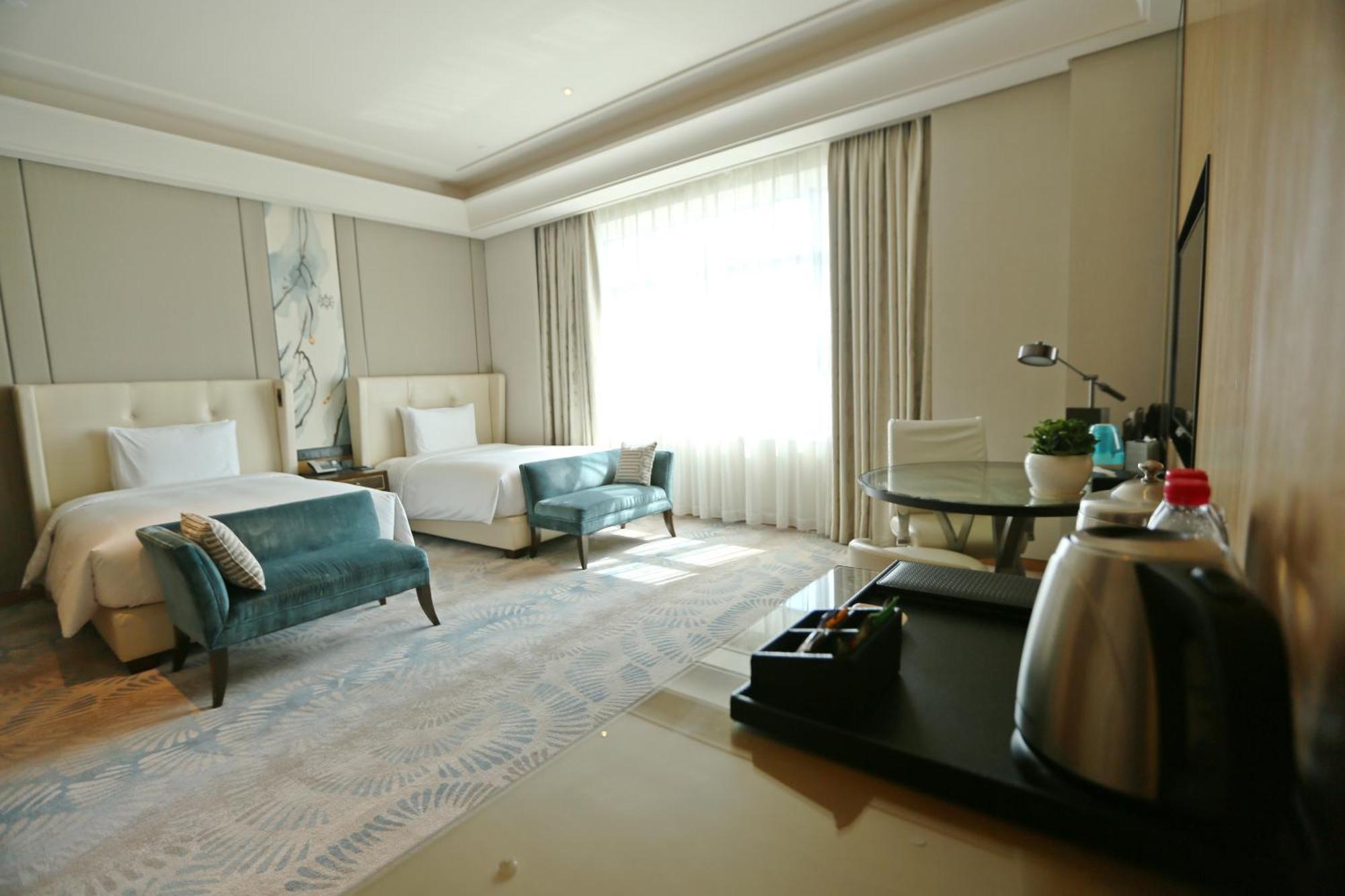 Hilton Urumqi Bagian luar foto