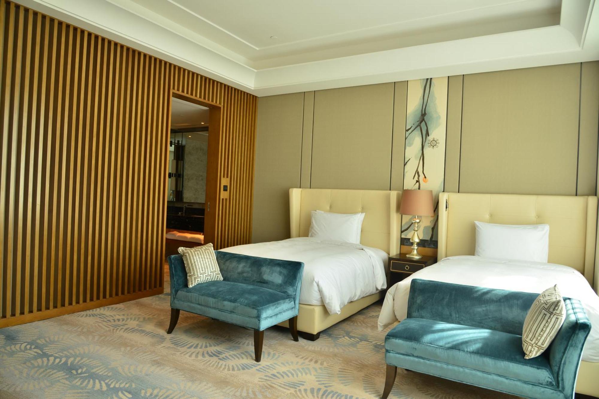 Hilton Urumqi Bagian luar foto