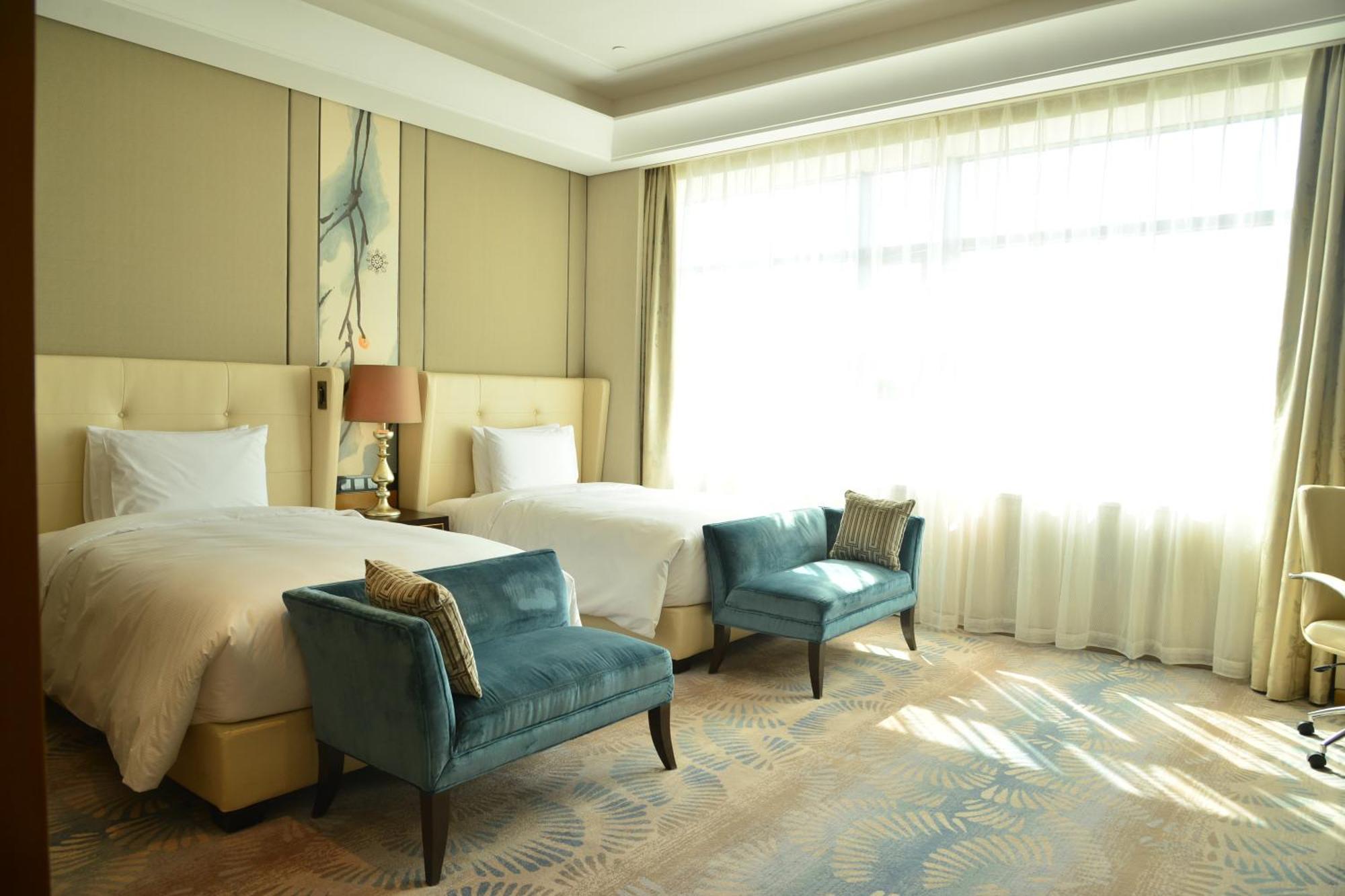 Hilton Urumqi Bagian luar foto
