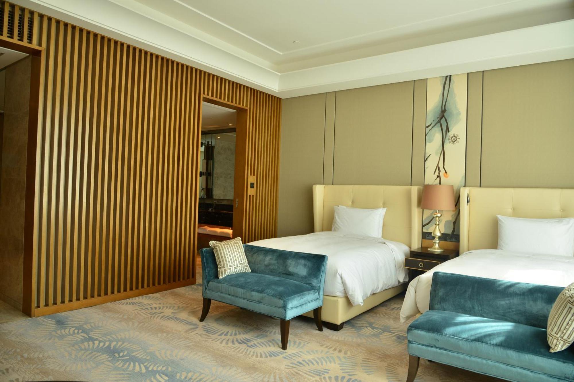 Hilton Urumqi Bagian luar foto