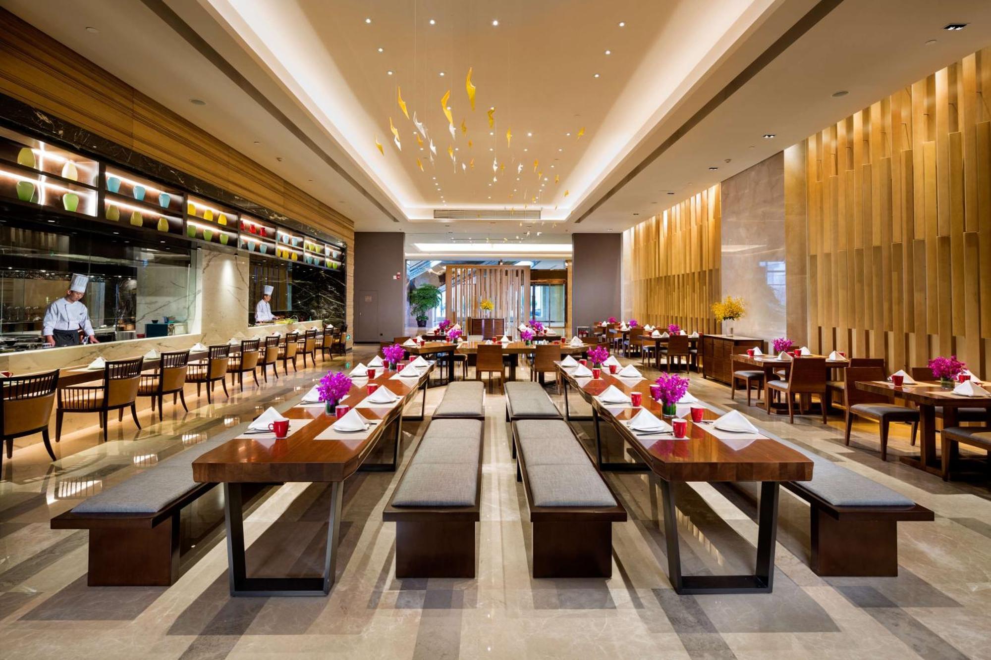 Hilton Urumqi Bagian luar foto