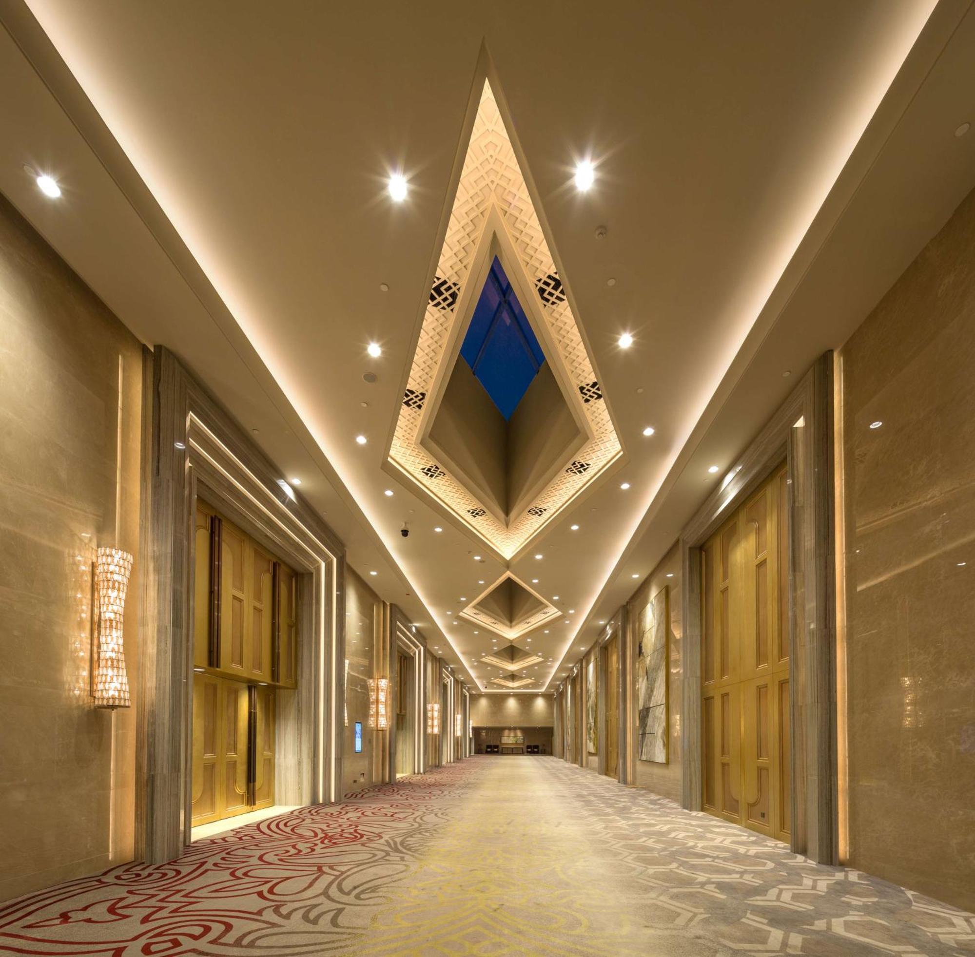 Hilton Urumqi Bagian luar foto