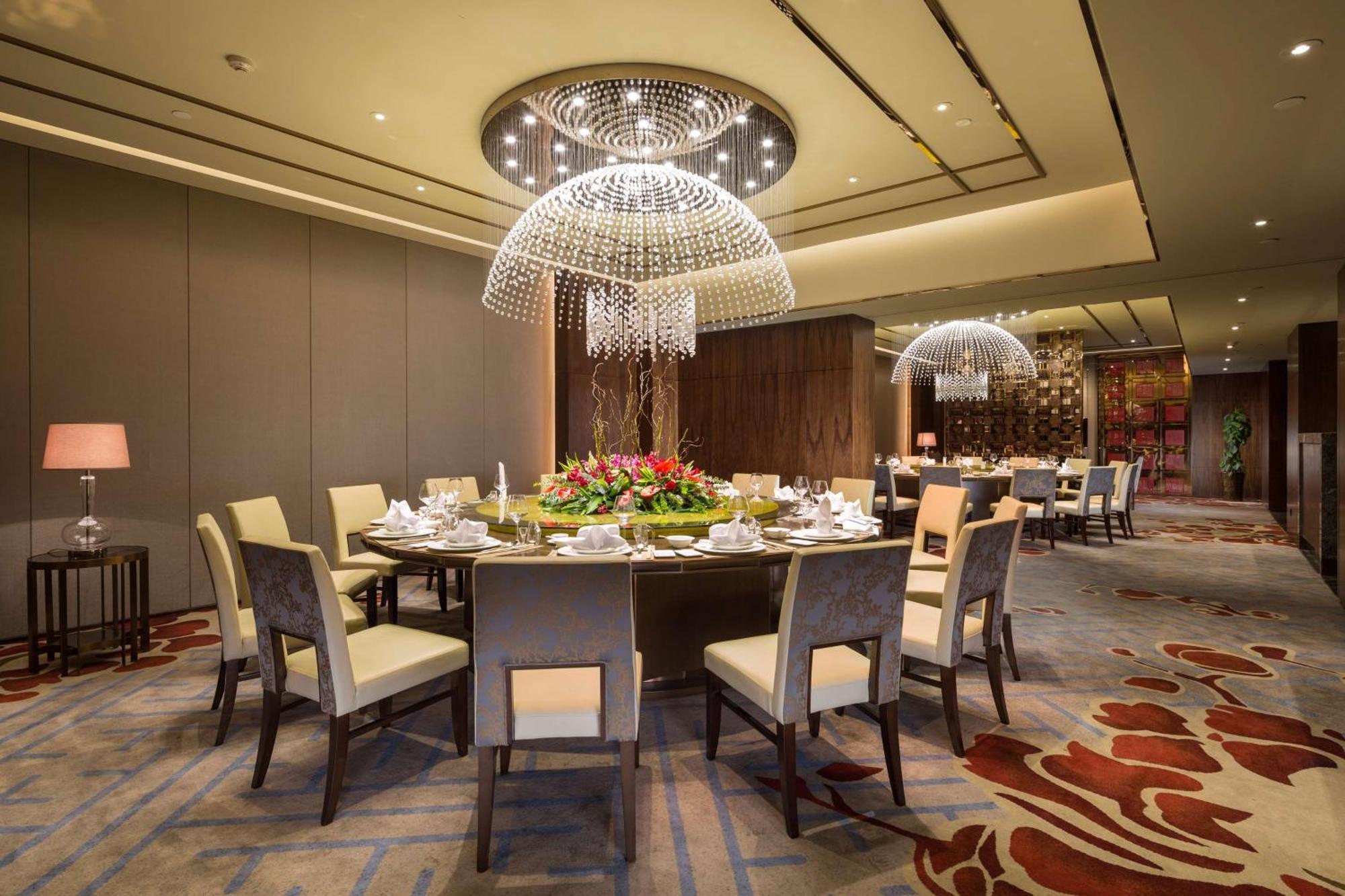 Hilton Urumqi Bagian luar foto