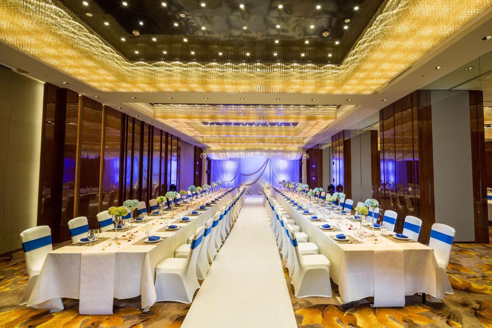 Hilton Urumqi Bagian luar foto