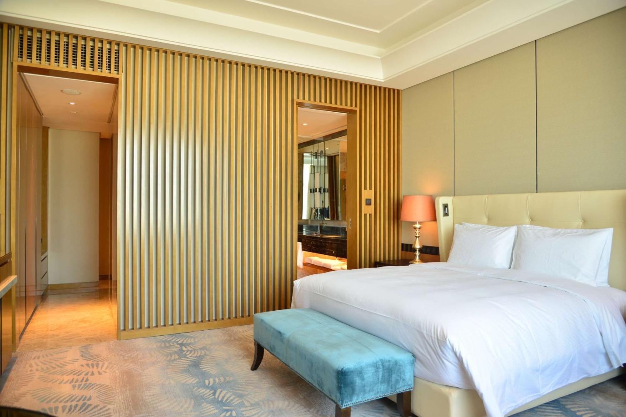 Hilton Urumqi Bagian luar foto